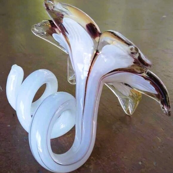Lovely Six Petal Art Glass Hand Blown Iridescent Flower with Curled White Stem - Picture 7 of 10